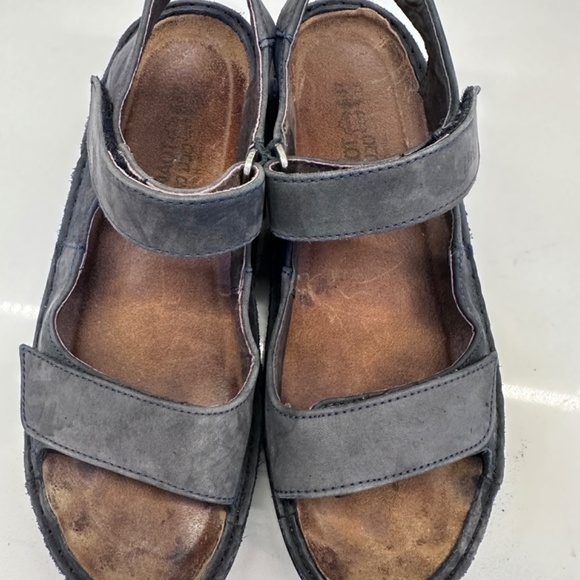 Naot Women's Karenna Flat new buck leather dark taupe women’s. Sz EU 37 US 7 - Picture 3 of 10